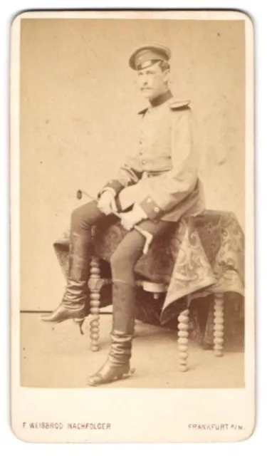 Fotografie F. Weisbrod Nachf., Frankfurt a. M., Soldat in Uniform mit Epaulette