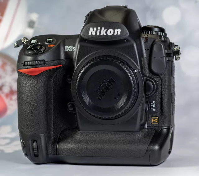 Nikon D3S Mint!   Shutter Count 6168  Digital SLR Camera Body 12.1 MP