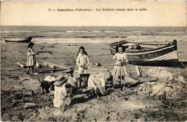 CPA Asnelles Les Enfants jouent dans le sable FRANCE (1287051)