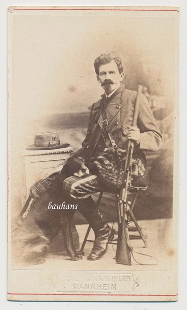 CDV Foto Mannheim Portrait Jäger mit Flinte-Gewehr und Hund, dog (K210)