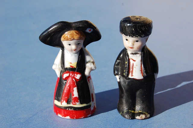 Salière& poivrière EN PORCELAINE PEINTE PERSONNAGE ALSACIEN 7,5 cm