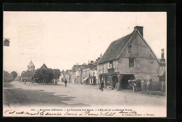 CPA La Ferrière-sur-Risle, L´Église et la Grande Place 1905