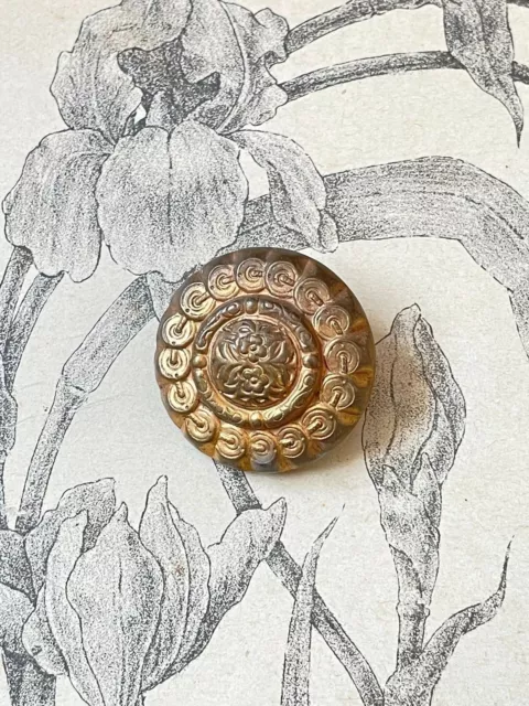 Grand bouton ancien en métal doré à décor de fleurs - collection French Button