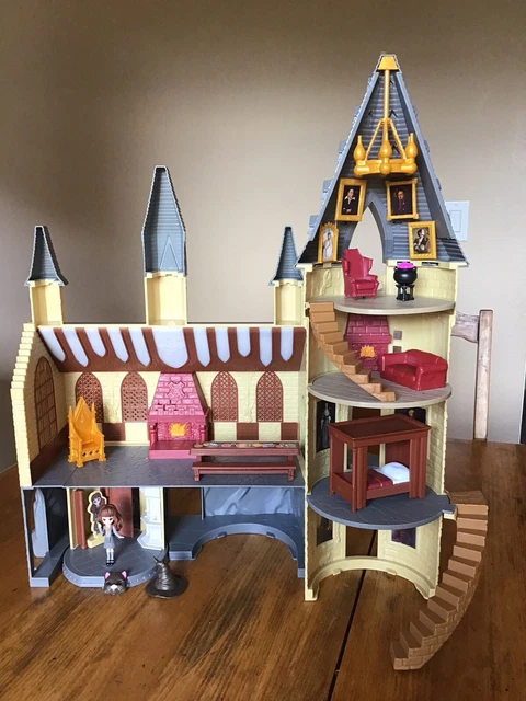 Wizarding World Harry Potter, Magical Minis - Aula Di Divinazione Con 2 Personaggi (Harry E Prof. Cooman) E 6 Accessori, Giocattolo Per Bambini 6+ Anni