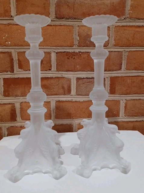 Paire de bougeoirs en verre moulé pressé du Val St Lambert modèle Griffon