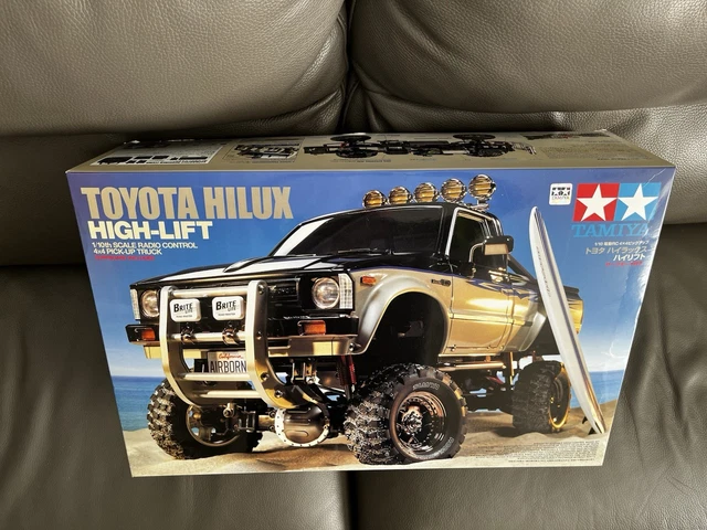 Tamiya Toyota Hilux High Lift 1/10 – Kit RC Tout-Terrain à 3 Vitesses, Dès 14 Ans
