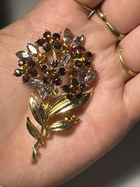 Grande Broche Oria Violette Pierres Facettées Perle Métal Doré - Longueur 7,5cm