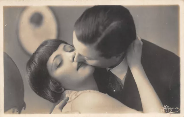 Al15-18D) Cartolina Vintage Bacio Innamorati