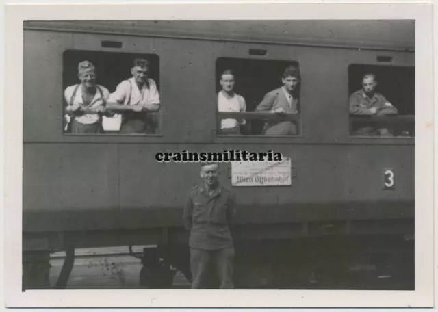 Orig. Foto Soldaten in Zug m. Schild Ost Bahnhof WIEN Österreich 1941 Eisenbahn