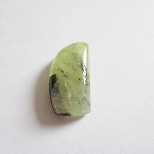 Préhnite cabochon pierre fine 26x17x7mm gemme multicolore reiki chakra plexus