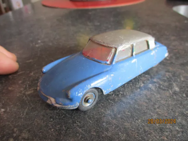 Ancienne Citroën DS Dinky Toys repeinte Fatiguées pour Diorama Casse Garage