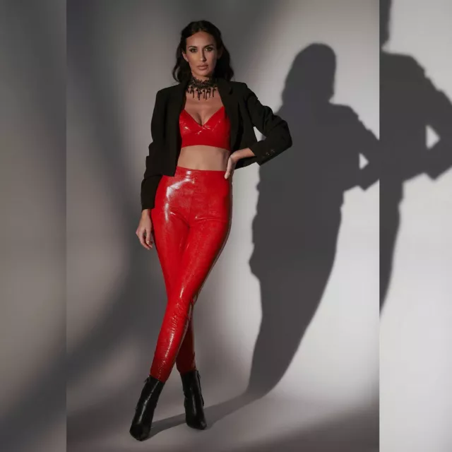 Patrice Catanzaro, Jill, Pantalon sexy en vinyle rouge aspect reptile 2