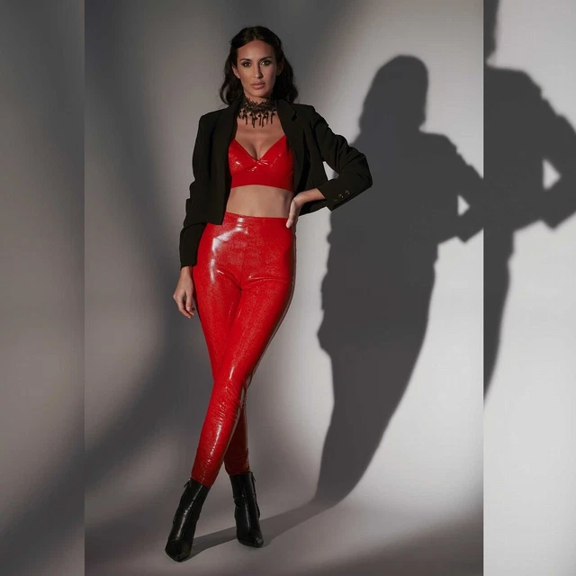 Patrice Catanzaro, Jill, Pantalon sexy en vinyle rouge aspect reptile 2
