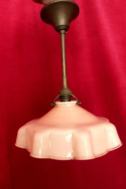 1930 französische antike Deckenleuchte in Rosa Farbton und Messing Hängelampe