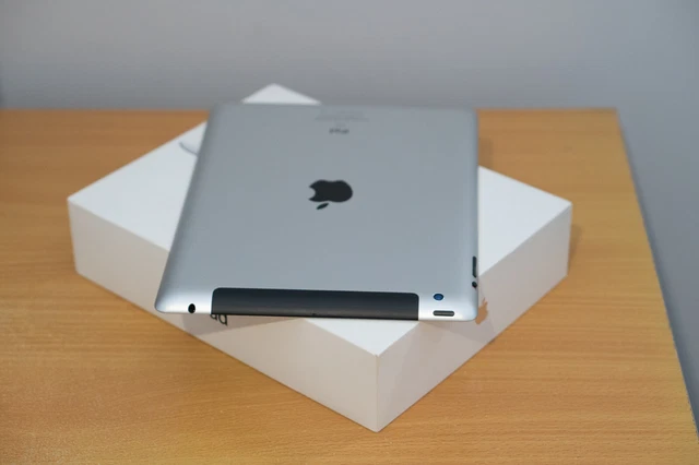 Apple iPad 3rd generation 9.7" 64GB White WiFi + Cellular in Excellent condition