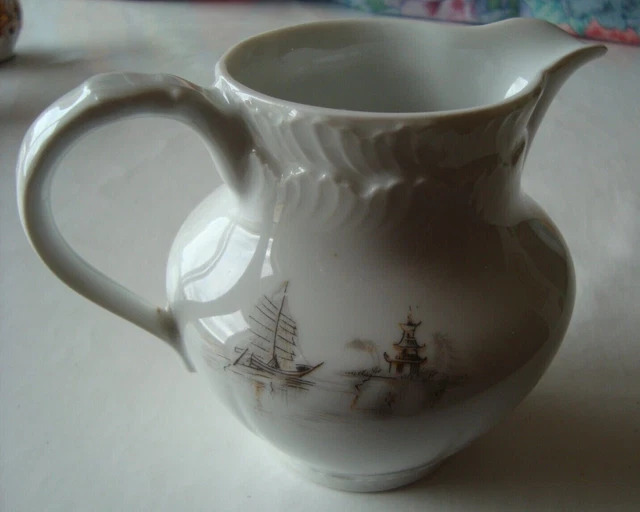 Ancien pichet à lait, décor fleurs, en porcelaine de Limoges, Raynaud
