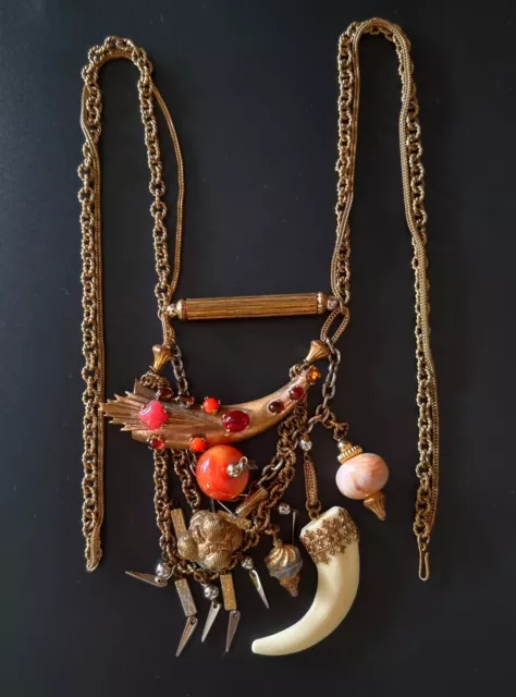 ancien collier sautoir avec pendentifs porte-bonheur amulettes talismans