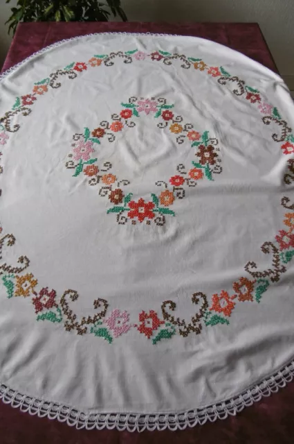 Tres jolie petite nappe ovale BRODéE MAIN et entourée de DENTELLE