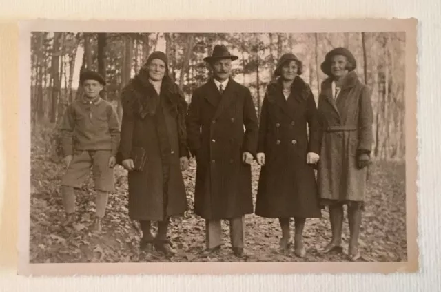 fotografia anni '20, gruppo di persone eleganti in un bosco