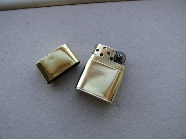 vieux briquet à essence. Laiton