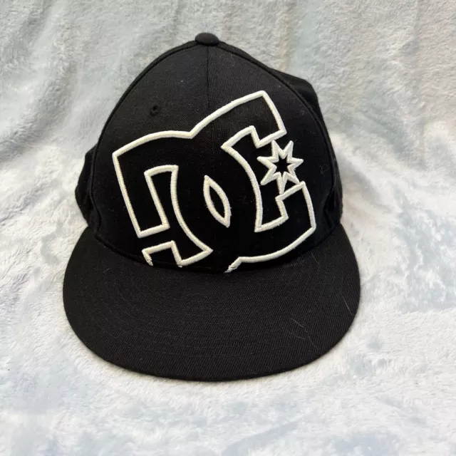 DC Shoes Hat Cap Mens 7 1/4 7 5/8 Black Embroidered Logo 210 Flexfit Fitted