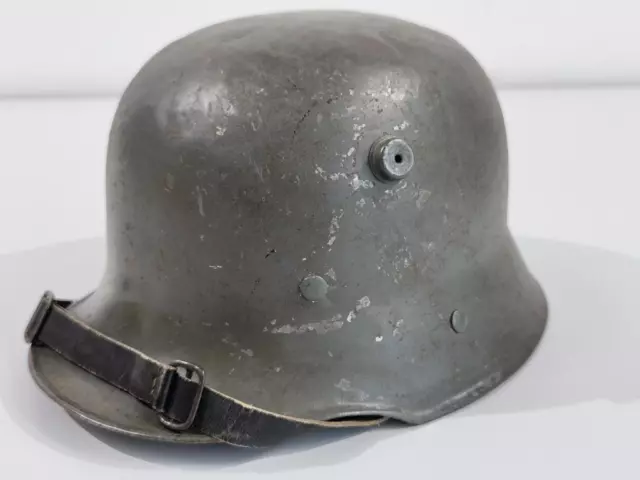 Stahlhelm für Kinder, Fertigung Ende 2.Weltkrieg, der Kinnriemen ist aus italien