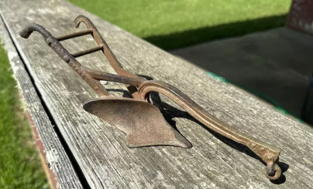Vintage John Deere Scale Model Moldboard Plow/Cast iron. FFA momento See photos.
