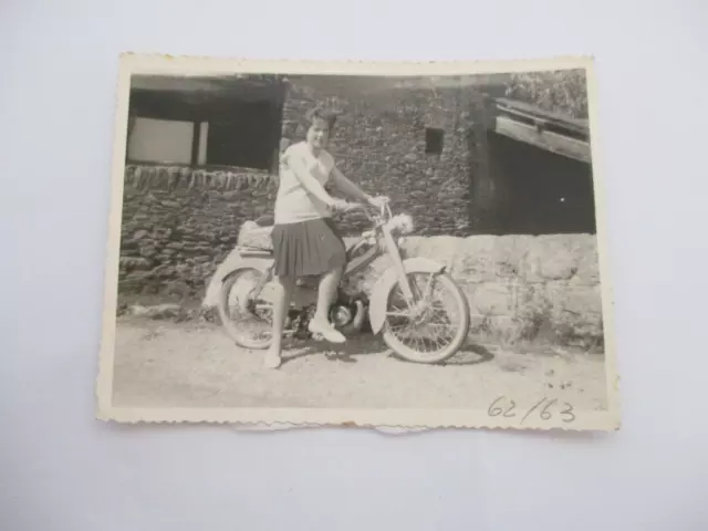 Ancienne Photographie Vehicule Ancien 1960 Jeune Femme Et Sa Mobylette