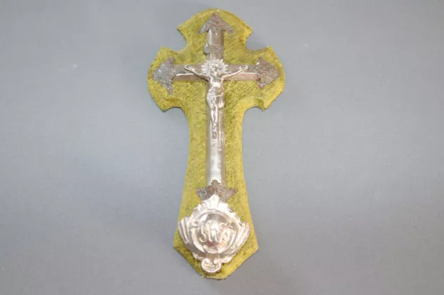 Crucifix Bénitier Ancien sur velours vert