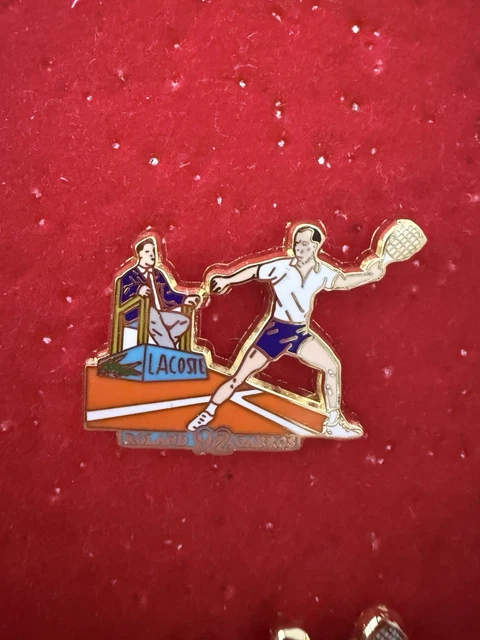Pin's Roland Garros - Arthus Bertrand - Peugeot - Folies - Occasion