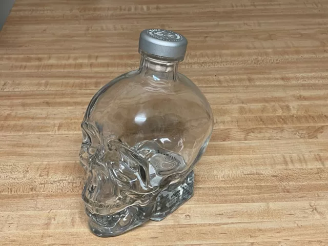 CRYSTAL HEAD VODKA GLASS SKULL DAN AKROYD 750 ml BOTTLE WITH STOPPER BUT NO BOX