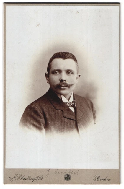 Fotografie A. Jandorf & Co., Berlin, Spittelmarkt 16 /17, Herr mit Bürstenschni