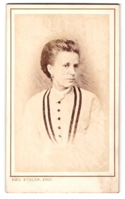 Fotografie Emil Bühler, Mannheim, Portrait schöne Frau im weißen Kleid
