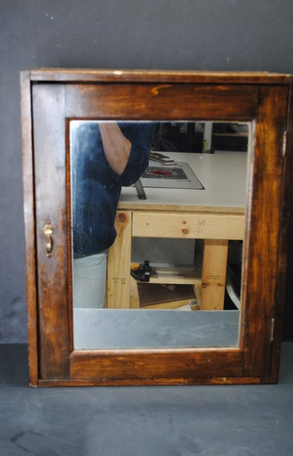 Antiguo Cofre De Medicina Estilo Granja De Madera Con Estantes De Vidrio