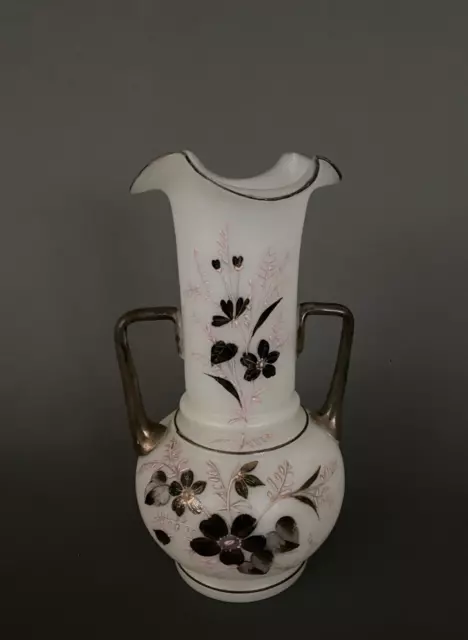 Vase en opaline XIXe émaillé de fleurs noires avec anses H5352