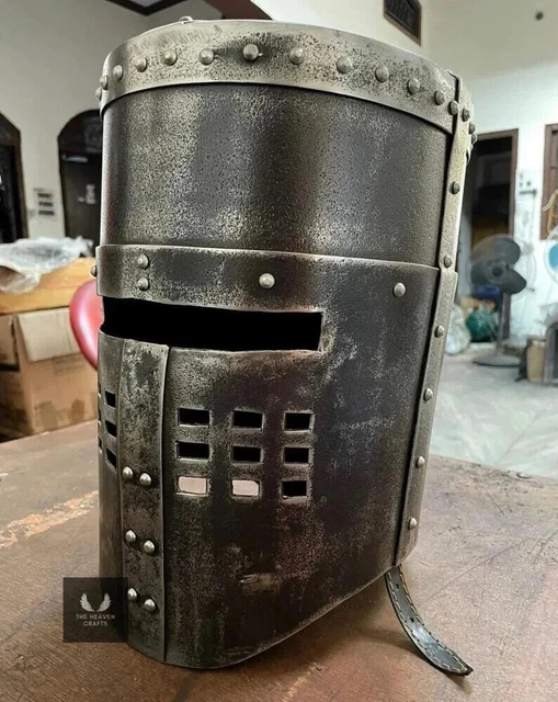 Costume Halloween Chevalier Casque Médiéval EXNOT En Acier Et Laiton - Hauteur 30cm, Visière Perforée, Costume Croisade Reconstitution Historique Costume Halloween Chevalier Casque Médiéval EXNOT En Acier Et Laiton - Hauteur 30cm, Visière Perforée, Costume Croisade Reconstitution Historique