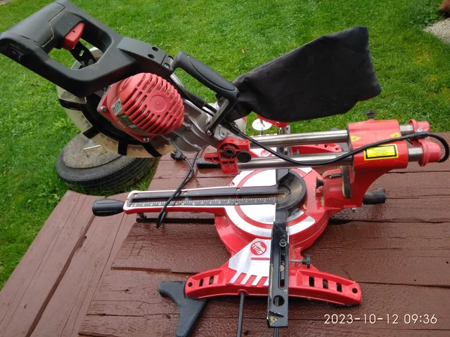 Yato XXL Zug-Kapp-Gehrungssäge Mit Laser – 1800W, 5000 U/min, 305 Mm Sägeblatt, Schnitt Bis 105 Mm