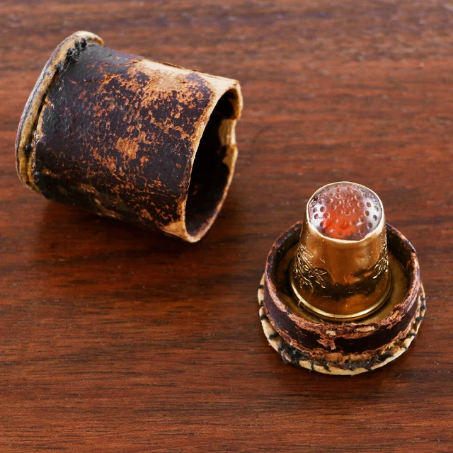 Ca Maker Swedish 18K Gold Thimble Original Case Shield Florals 1903 Monogram Hr