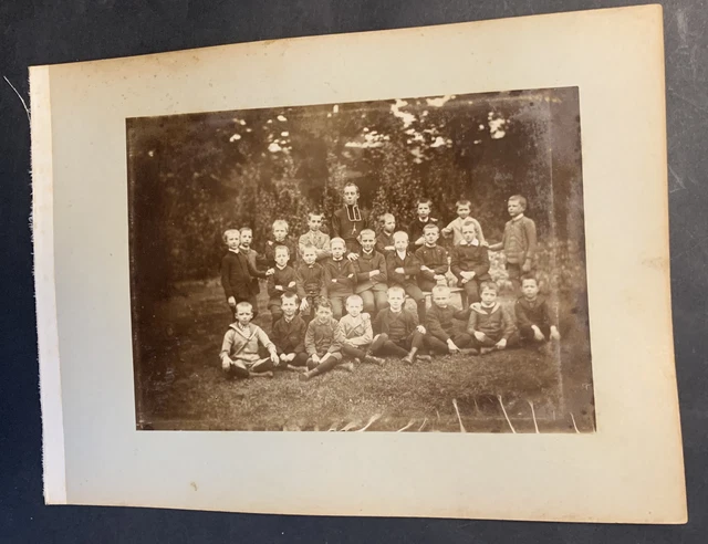 LIV10175  Photographie Photo vintage anonyme groupe jeune homme curé neige hiver