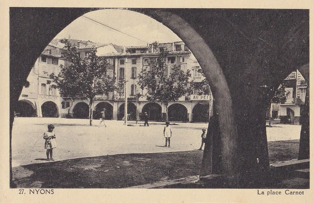 Antique old postcard NYONS DROME la place carnot