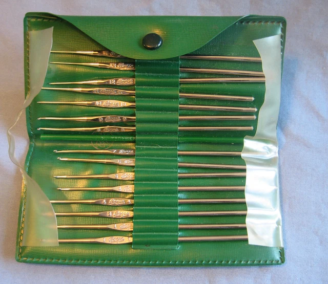 15 Vintage Boye Metal Crochet Hooks in Plastic Case