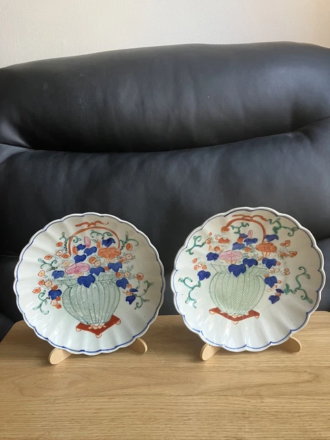 A Pair Of Imari Oriental Ceramic Plates Scalloped Edge 21 Cm Part Painted Floral
