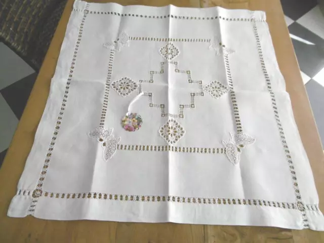 Linge ancien Centre de table ou petite nappe en lin avec broderies 83 x 79 cms