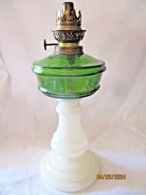 Ancienne Lampe à Pétrole En Laiton Et Verre Vert – Vintage France