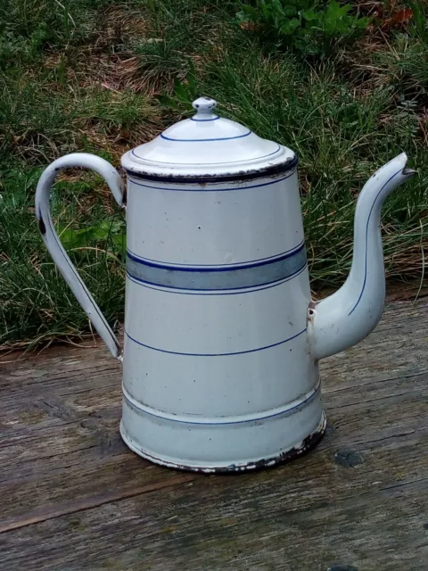 ancienne cafetière en tôle émaillée de couleur blanche avec filets et bande bleu