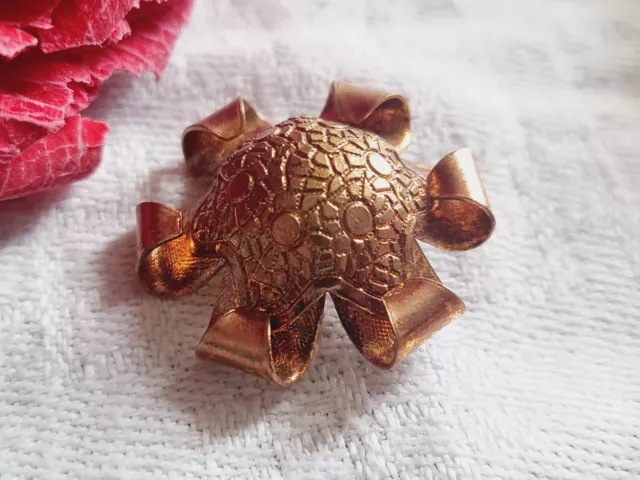 Bouton ancien en métal doré pourtour recourbé à pied 2,2 cm collection D9F 2