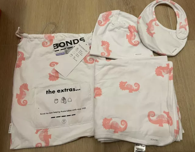 BNWT Bonds Baby Girl Gift Set Incl Bib Beanie Wrap & Bag. Size Medium. RRP$49.95