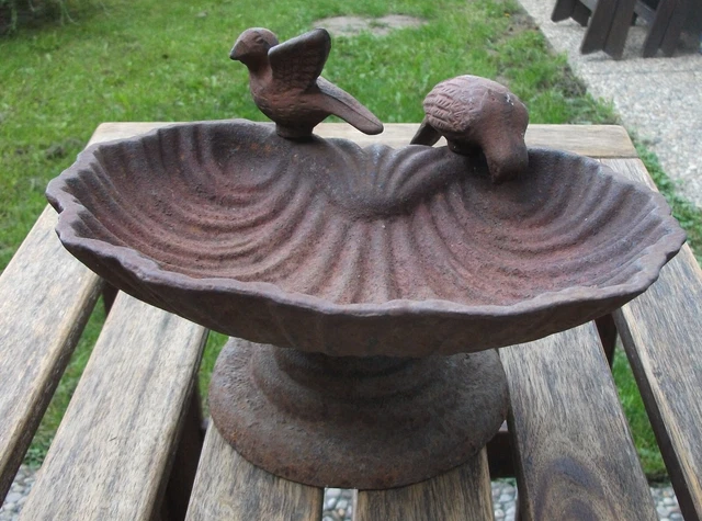 Vogeltränke / Vogelbad / Vogelbecken auf Sockel aus Gusseisen