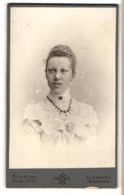 Fotografie Otto Koch, Elmshorn, Portrait junge Dame im hübschen Kleid mit Halsk