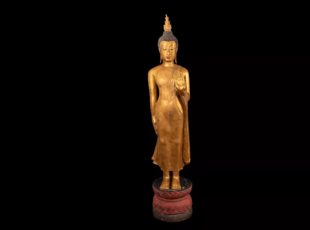 Eine Massive vergoldete Holzfigur eines Buddha. Thailand im Sukotai-Stil 20. Jh.